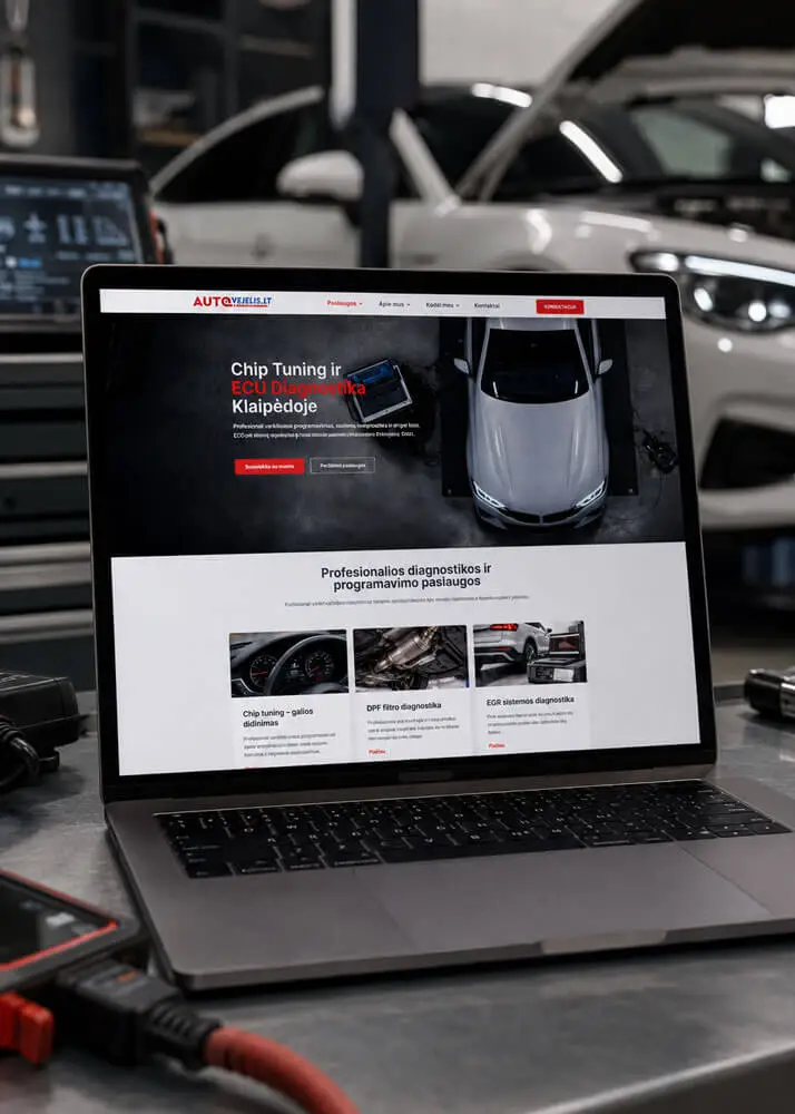 Autoserviso svetainės dizainas nešiojamo kompiuterio ekrane automobilių dirbtuvėse
